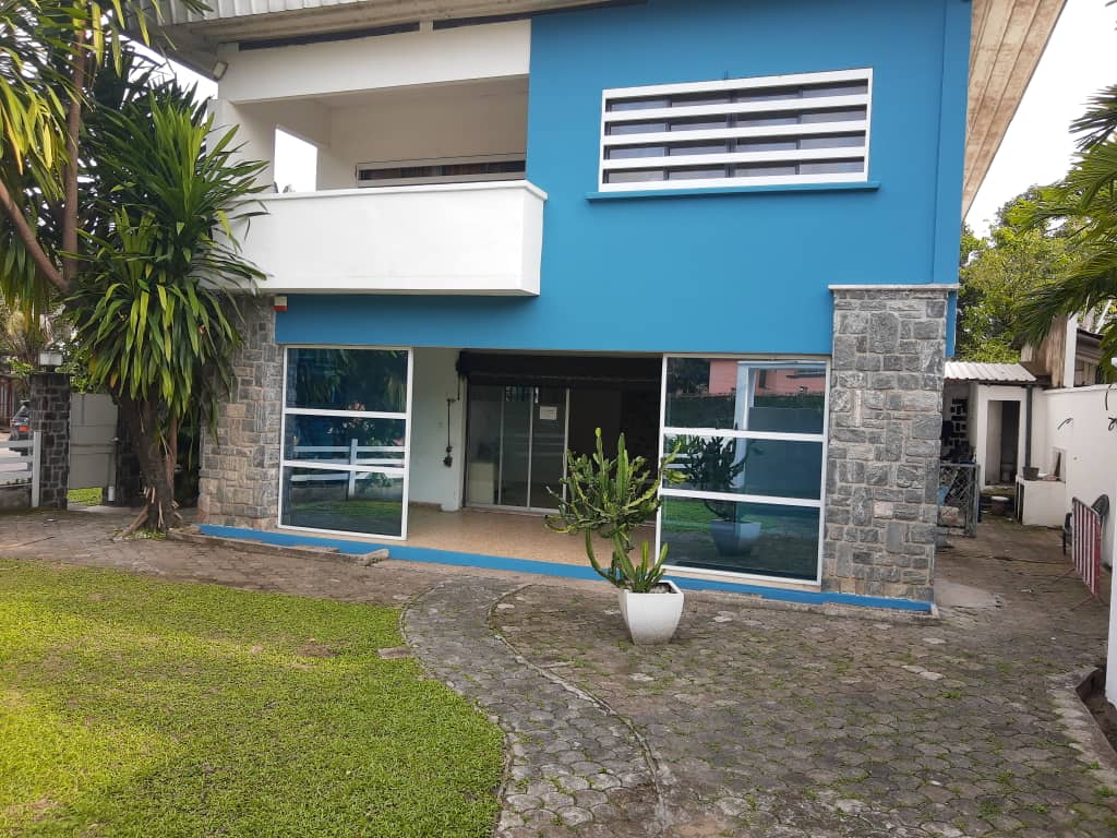 Villa — Douala 2