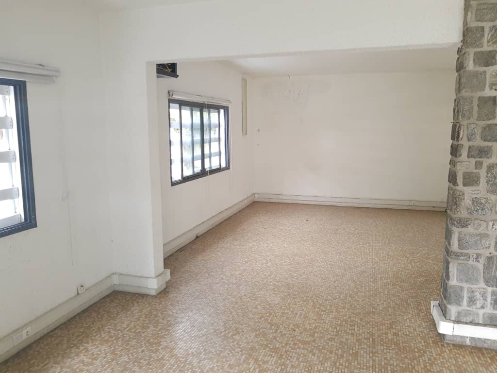 Villa — Douala 4