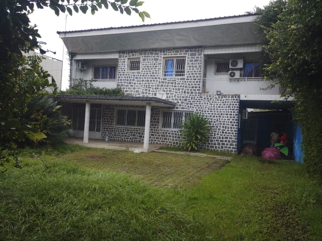 Villa — Douala